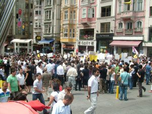 Hayat Tv’nin kapatılması protesto edildi