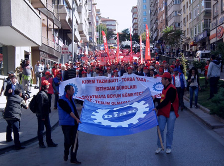 DİSK üyeleri, taleplerini iletmek için Meclis’e yürüdü