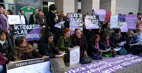 Kadınlar Erkek Adalete karşı adliyedeydi