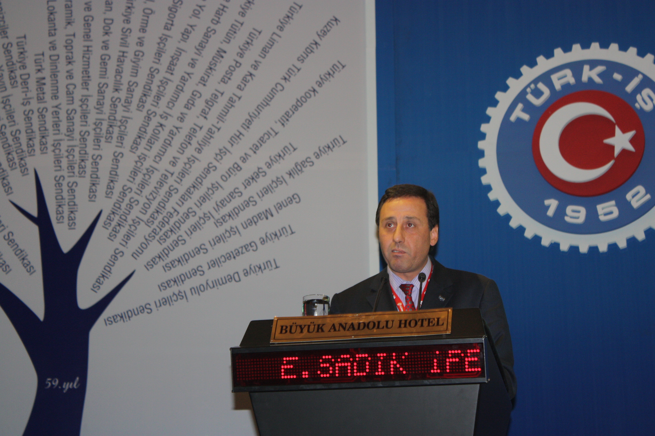 TGS Genel Başkanı İpekçi kürsüde