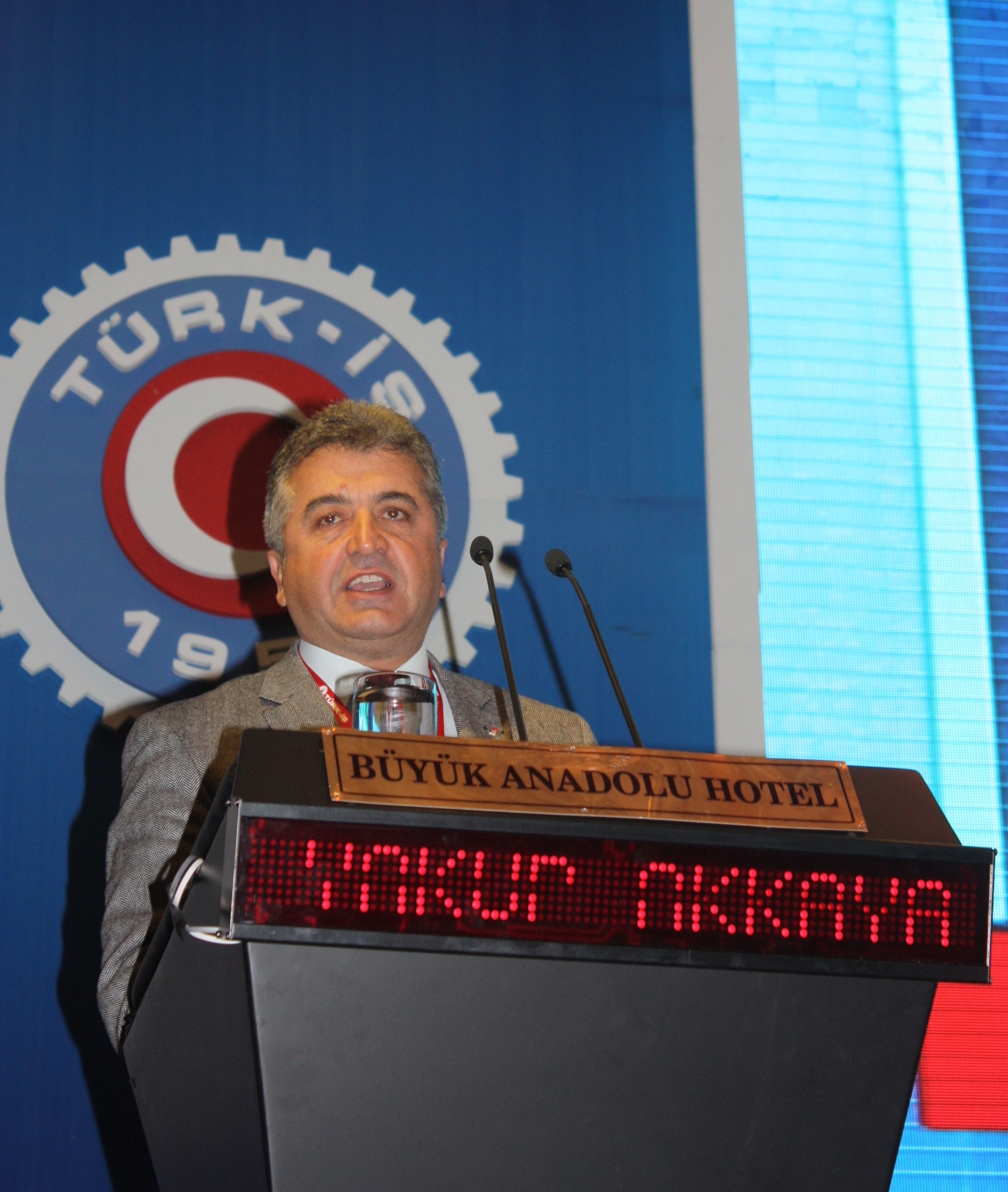 Basın İş Sendikası Genel Başkanı Akkaya kürsüde
