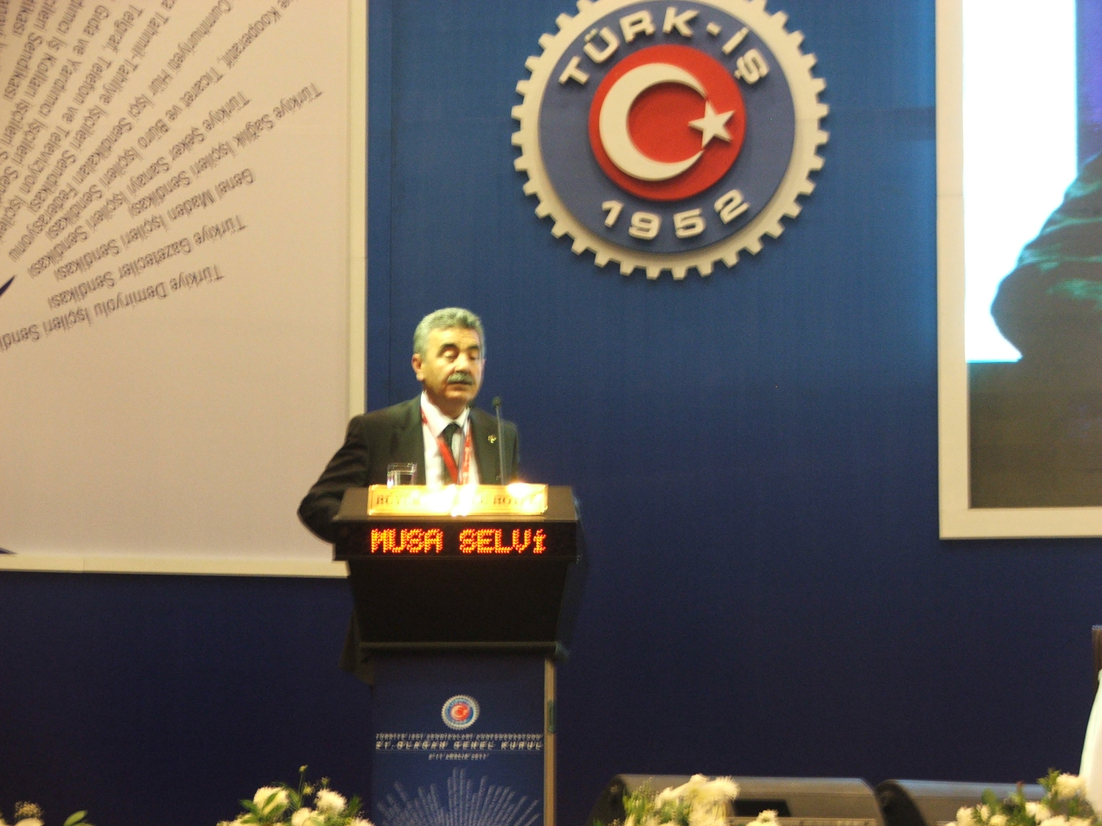 Deri-İş Sendikası Genel Başkanı Servi kürsüde
