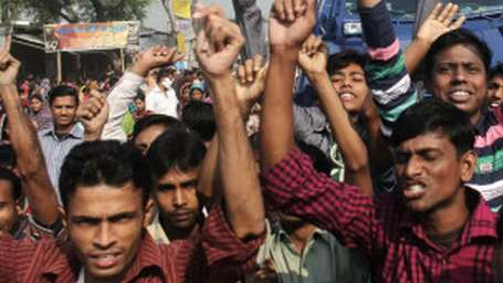 Bangladeş’te tekstil işçileri ayaklandı