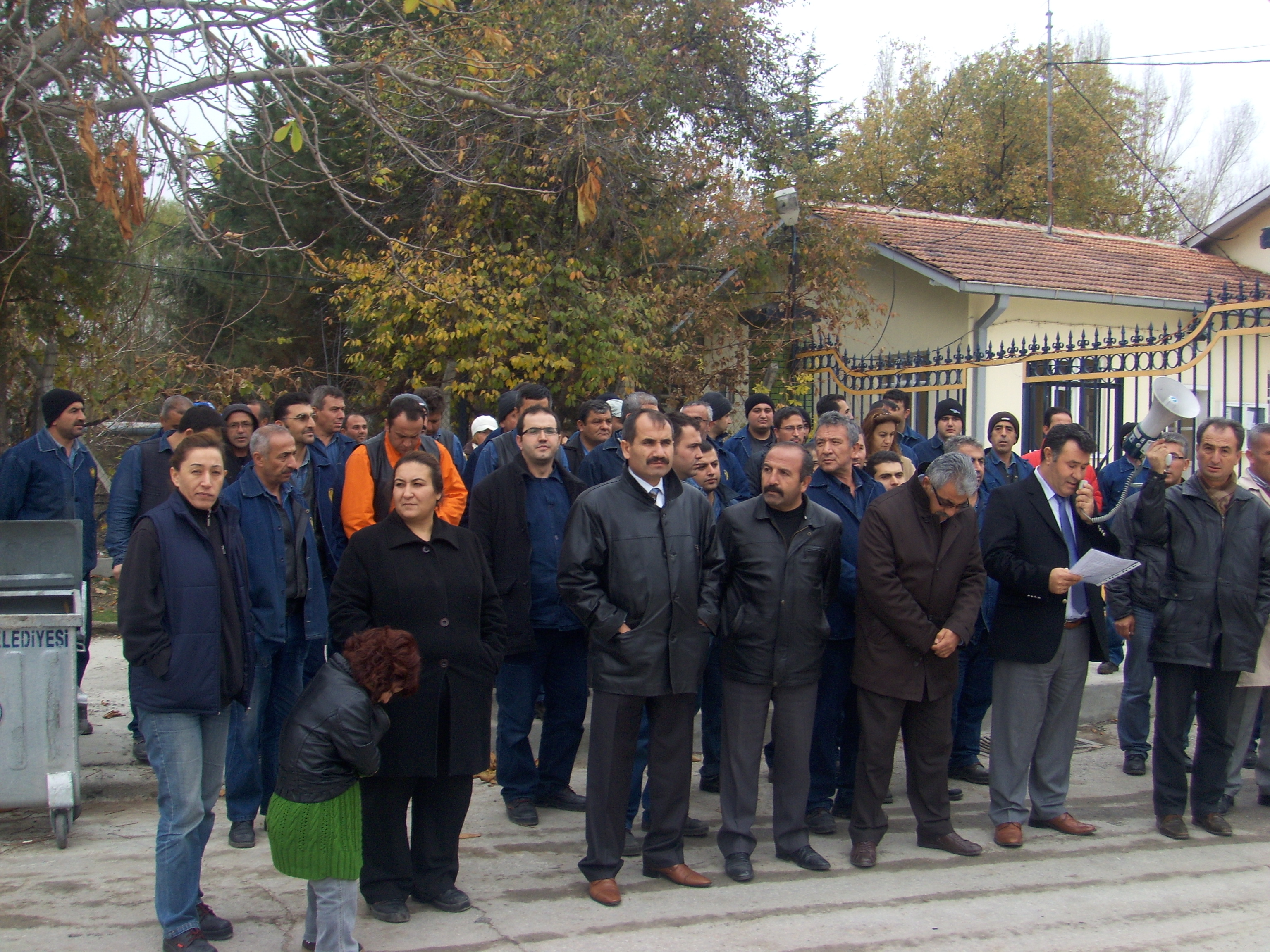 MKE Barutsan Roket ve Patlayıcı Fabrikası Müdürlüğünde Çalışan Petrol-İş Üyeleri Uyarı Eylemi Yaptı