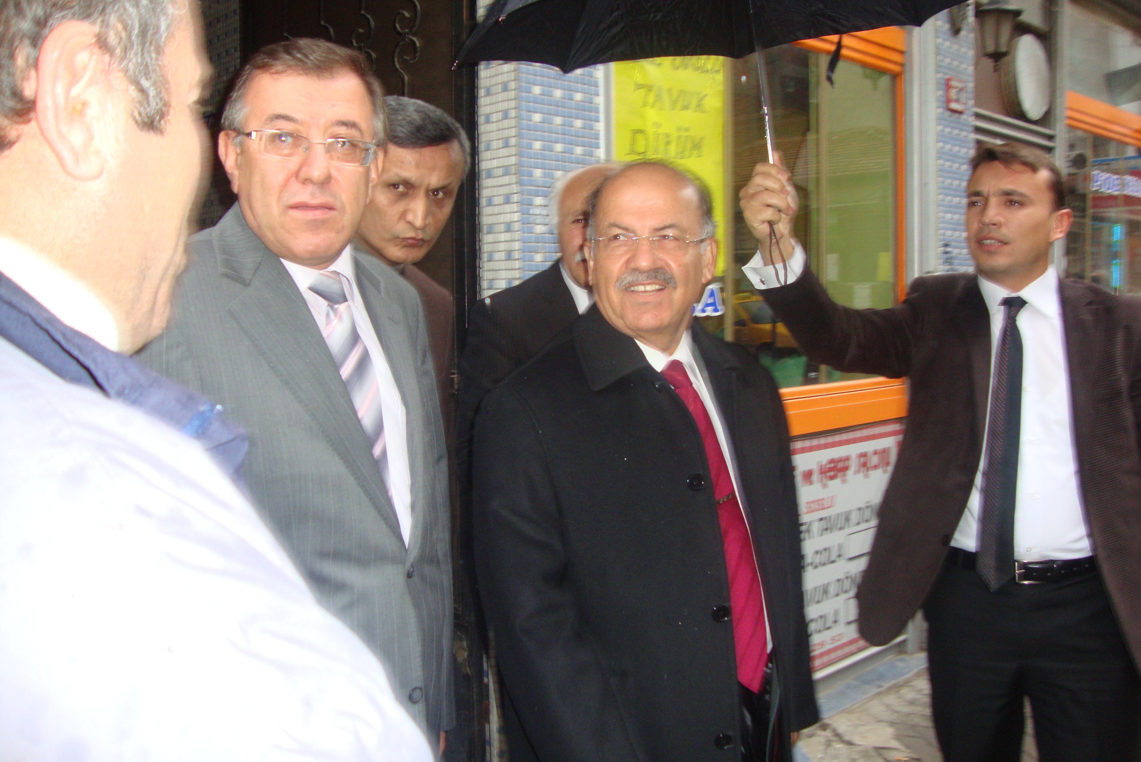İşçinin gözlerindeki kıvılcım iktidar ampulünün ışığını kıstı