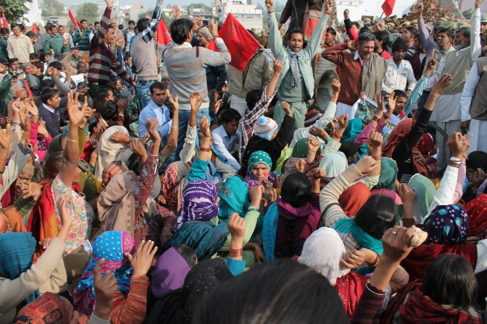 Hindistan’da işçiler sendika kapatılmasını protesto ediyor