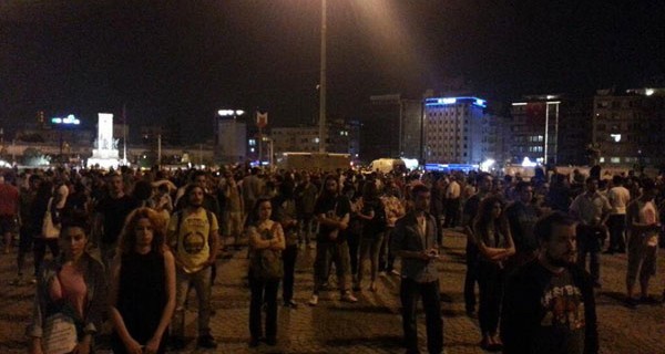 “Duran Adam” eylemine sendikal destek