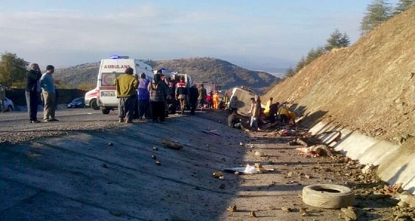 Mevsimlik işçileri taşıyan araç yuvarlandı: 13 ölü