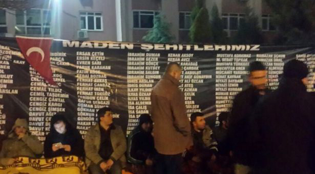 Somalı madenciler kıdem tazminatı için TKİ önünde direnişte