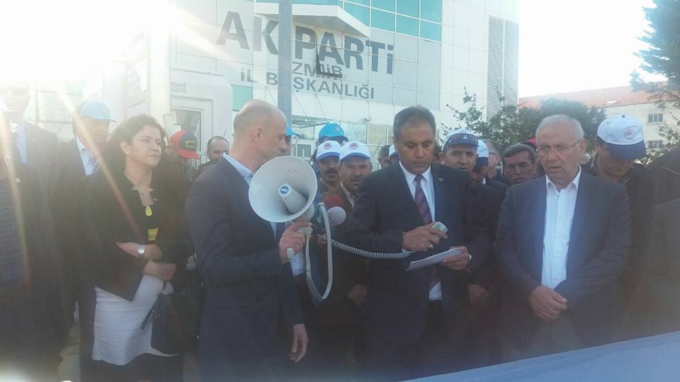 Türk-İş’in Başlattığı İmza Kampanyası’nda Aliağa Şubemiz Tarafından Toplanan İmzalar Ak Parti İzmir İl Başkanlığına Gönderildi