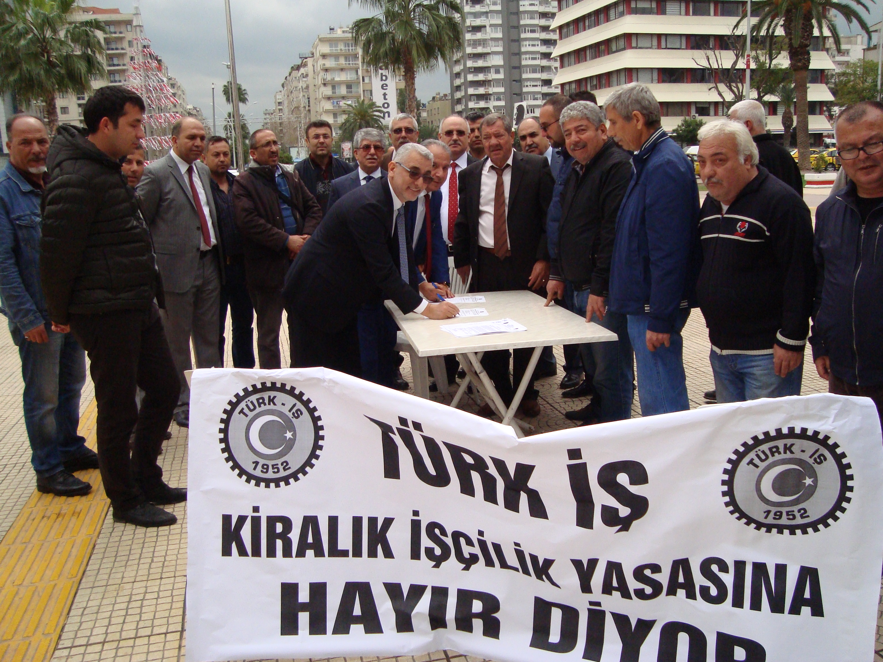 TÜRK-İŞ’in Başlattığı İmza Kampanyasına Genel Başkanımız Ali Ufuk Yaşar ve Genel Sekreterimiz Ahmet Kabaca’dan Destek