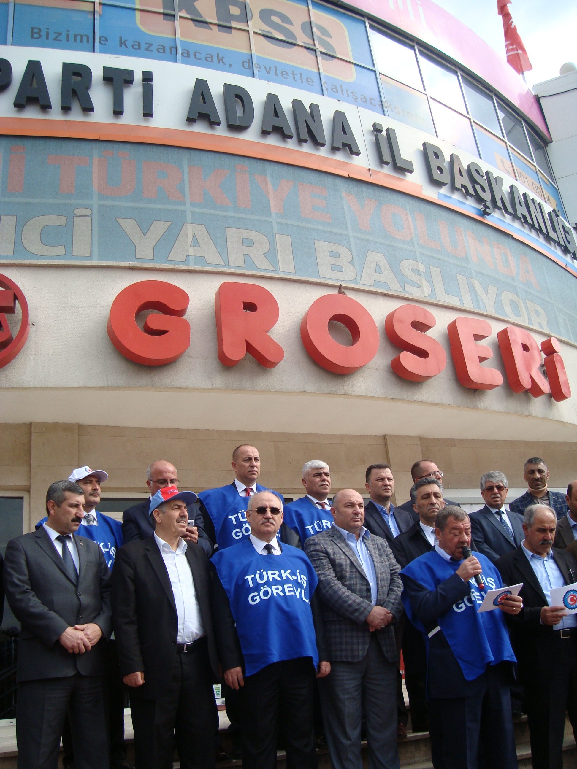 Türk-İş’in Başlatmış olduğu İmza Kampanyası’nda Adana ve Mersin Şubelerimiz Tarafından Toplanan İmzalar Ak Parti Adana İl Başkanlığına Gönderildi