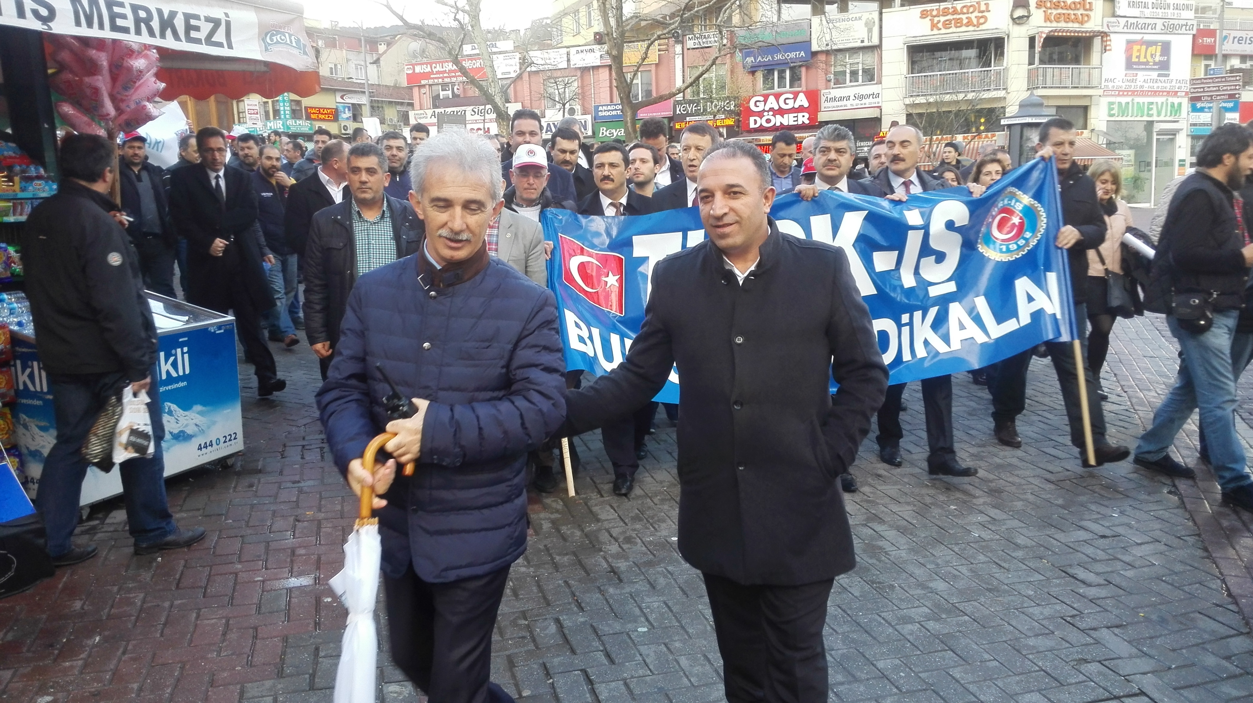 Türk-İş’in Başlattığı İmza Kampanyası’nda Bursa Şubemiz Tarafından Toplanan İmzalar Ak Parti Bursa İl Başkanlığına Gönderildi