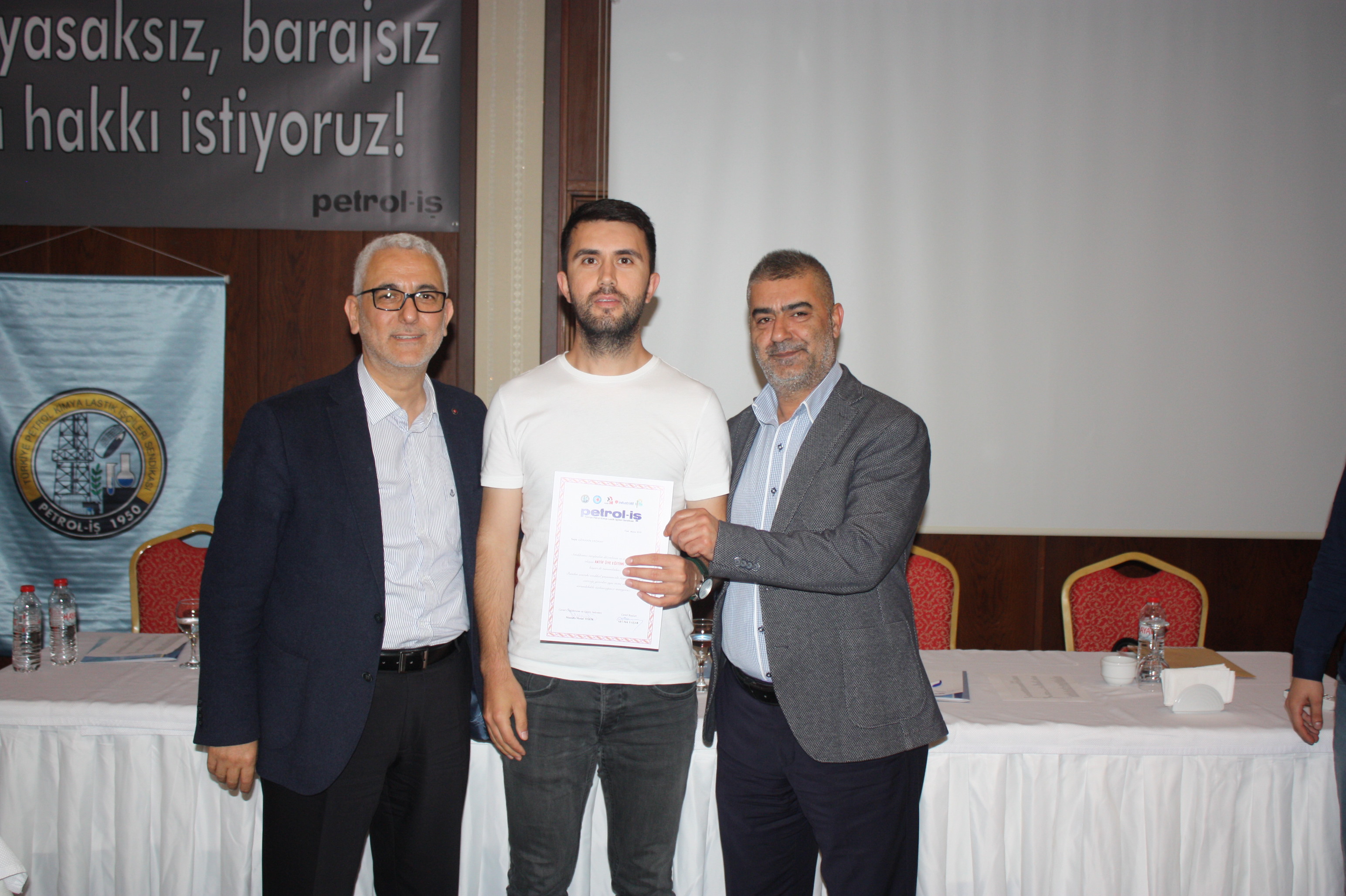 Sendikamızın ev sahipliği yaptığı toplantıda, her geçen gün artan iş cinayetlerinde yakınlarını kaybeden aileler biraraya geldi