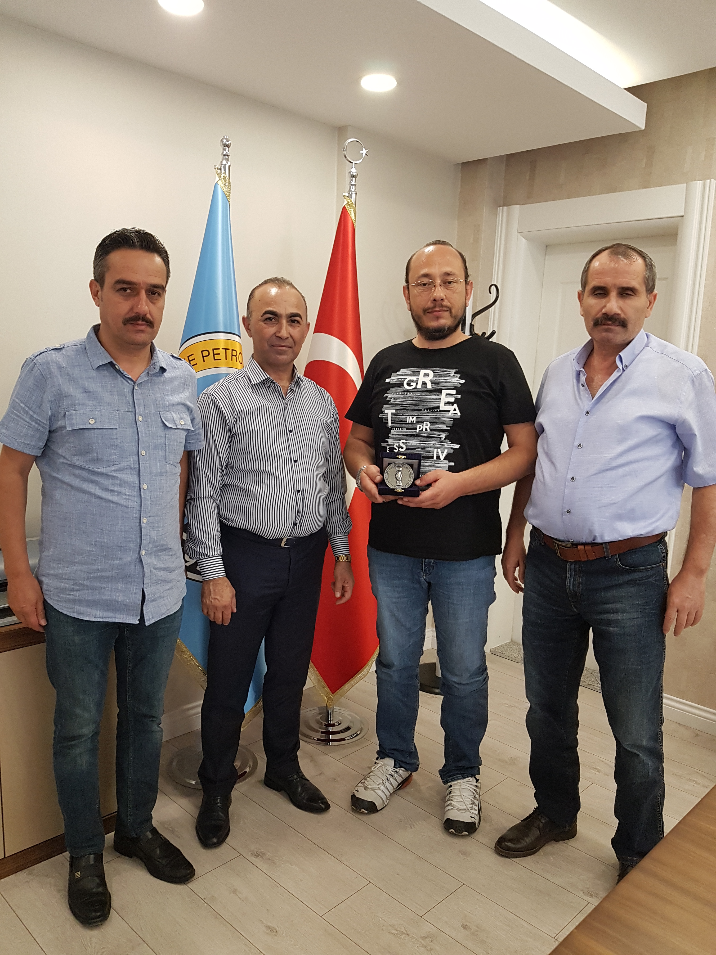 Üyemiz Mehmet Yalçın’a Tebrik Plaketi