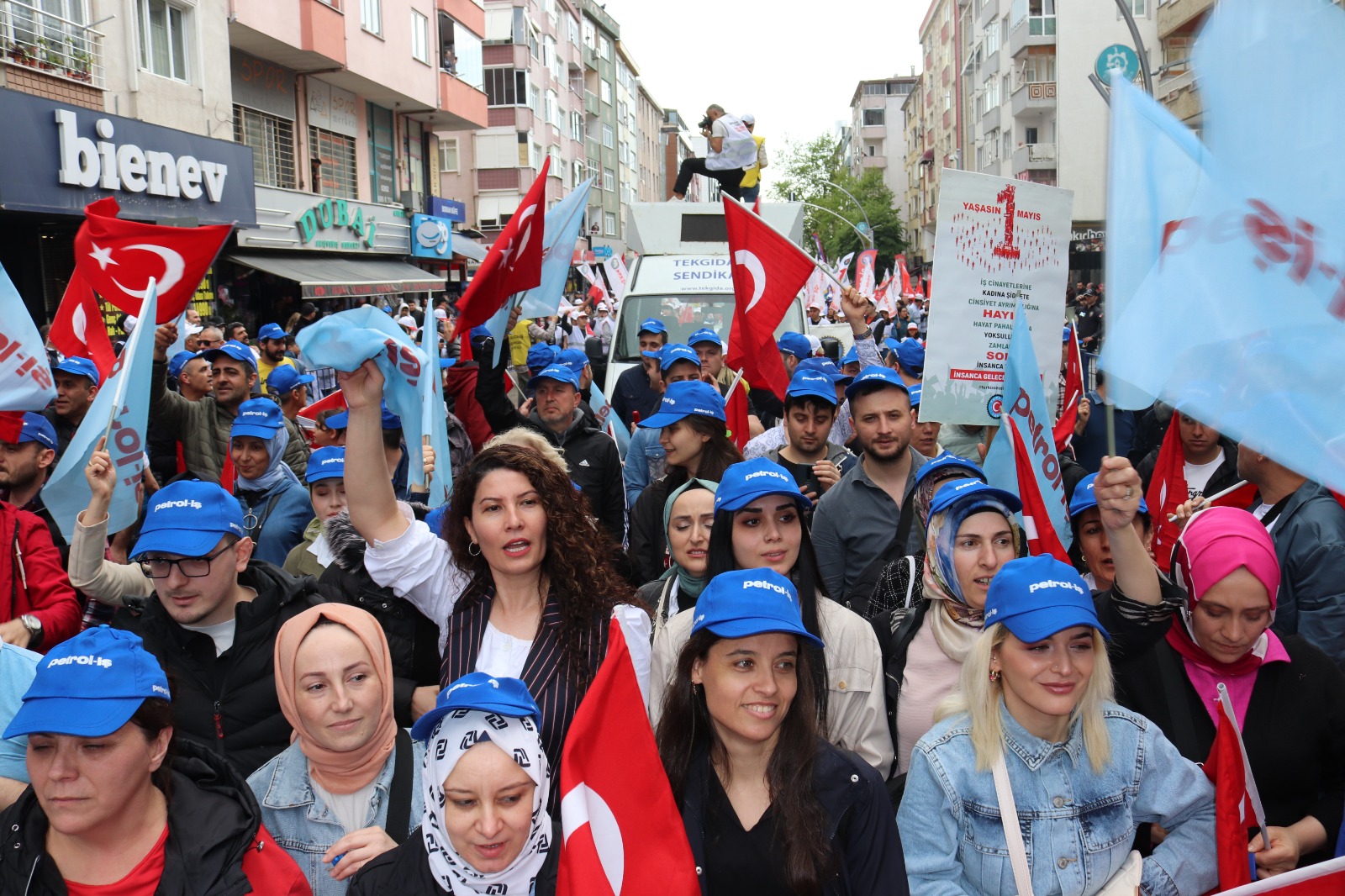 İzmir Şubemiz 1 Mayıs’ı Gündoğdu Meydanında Kutladı